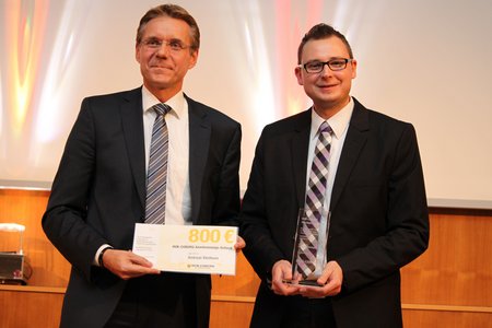 Peter Klimmt übergibt den HUK-Anerkennungspreis an Andreas Vienhues