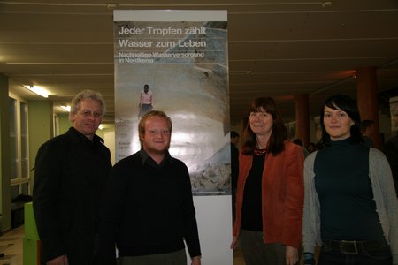 Prof. Dieter Sitzmann, Frederik Schmidt, Prof. Dr. Gaby Franger-Huhle und Sarah Musch bei der Ausstellungseröffnung an der Hochschule Coburg.