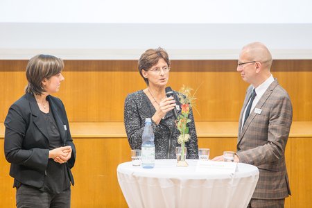 Annegret Schefold, Johanna Thomack, und Prof. Holger Hassel (v.li.) im Gespräch