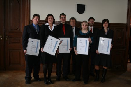 Die IHK-Preisträger des Jahres 2009 (v.l.): Michael Platsch, Anja Völk, Hans-Martin Tröger, IHK-Präsident Friedrich Herdan, Christina Schulze, IHK-Hauptgeschäftsführer Gerold Gebhardt und Steffi Bergner