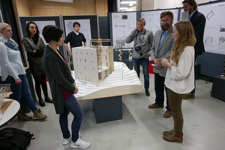 Die Studierenden stehen um ihr Miniatur-Modell der Burgruine