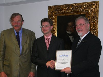 Freiherr Theodor Rassow von Cramer-Klett (l.) und Frank Neumann, Vorsitzender des VDI (r.) gratulieren dem Preisträger Robert Wirth.