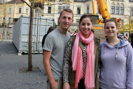 Studierende vor dem Container am Albertsplatz