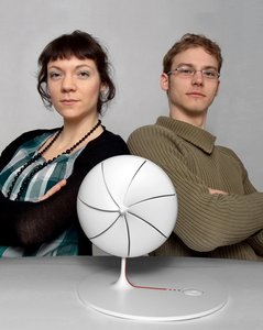 Die Preisträger Johanna Lokotzke und Johannes Buch mit ihrem ausgezeichneten Produkt