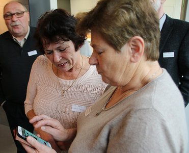 Zwei an GeWinn teilnehmende Seniorinnen mit Smartphone