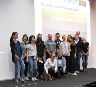 Gruppenfoto von Prof. Dr. Christine Kröger und Prof. Dr. Silke Gahleitner aus Berlin mit einigen der mitgereisten Studierenden