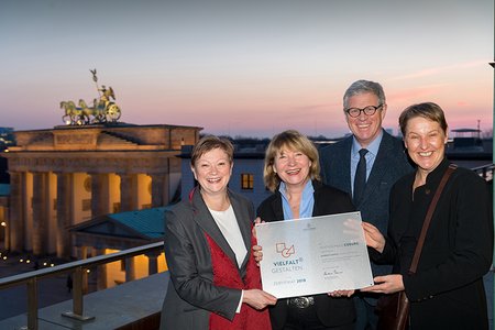 Andreas Schlüter übergibt die Zertifizierungsurkunde an die Präsidentin, Prof. Dr. Christiane Fritze, Monika Faaß sowie Prof. Dr. Claudia Lohrenscheit