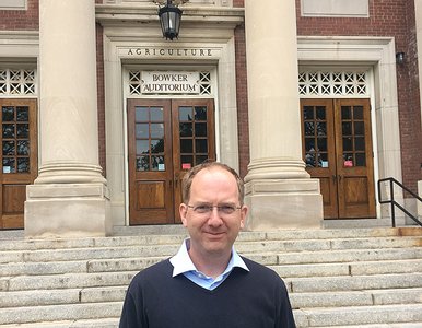 Prof. Dr. Matthias Noll vor einem Gebäude in Massachusetts