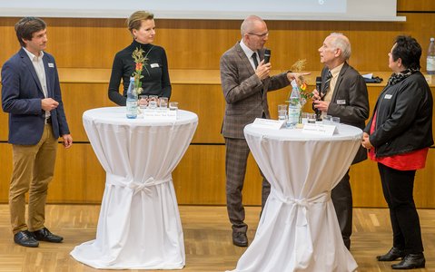 Im Dialog:  Dr. Helmut Strobl, Gabriele Lippmann, Prof. Holger Hassel, Dr. Gerhard Beyer, und Martina Roos(v.li.)