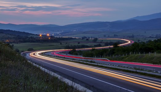Nächtliche Lichtspuren auf der Autobahn
