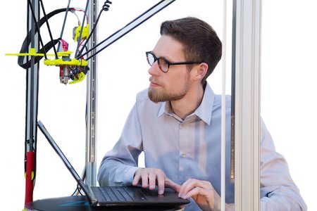 Der Student Adrian Beetz arbeitet an seinem 3D-Drucker Prototyp.