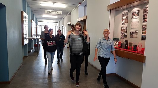 Studentinnen laufen durch einen Gang der Hochschule Coburg