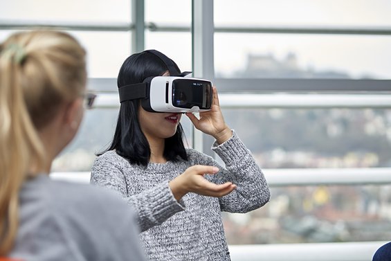 Studentin teste eine VR-Brille