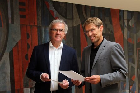 Prof. Dr. Roland Hertrich (links) und Prof. Dr. Michael Lichtlein (rechts).