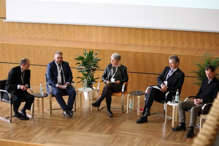 Podiumsgespräch mit Prof. Stefan Gast, Björn Cukrowski, Hans Rebhan und Prof. Mathias Wilde (v.li.). Moderiert hat Margareta Bögelein.