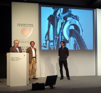 Jury-Vorsitzender Prof. Johann H. Tomforde und Jury-Mitglied Prof. Wolfgang Laubersheimer mit dem Preisträger René Alt