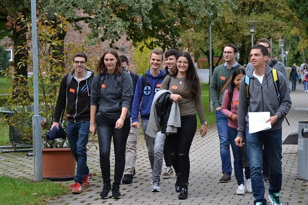 Studierende laufen über den Campus der Hochschule Coburg