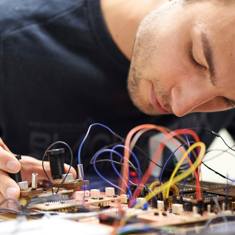 Ein Elektrotechnik-Student macht sich mit der elektrischen Messtechnik vertraut.
