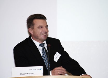 Dipl.-Ing. (FH) Hubert Becker, Geschäftsführer der Werkzeugmaschinenfabrik Waldrich Coburg, stellte sein Unternehmen als Global Player vor.