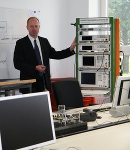 Prof. Mörz präsentierte die neue Funk-Messtechnik des Nachrichtenlabors.