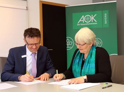 Christian Grebner und Prof. Dr. Jutta Michel unterzeichnen den Kooperationsvertrag