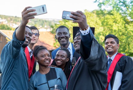 Internationale Studierende machen Selfie