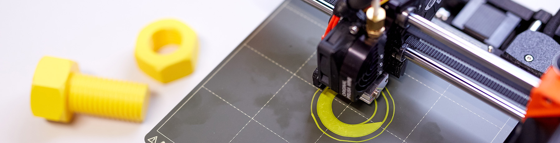 3D Drucker druckt eine Schraube