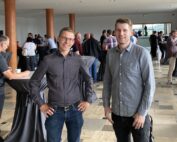 Fach- und Führungskräfte informieren sich beim 20. Industriemeistertag, während sie auf einer Veranstaltung nebeneinander stehen.