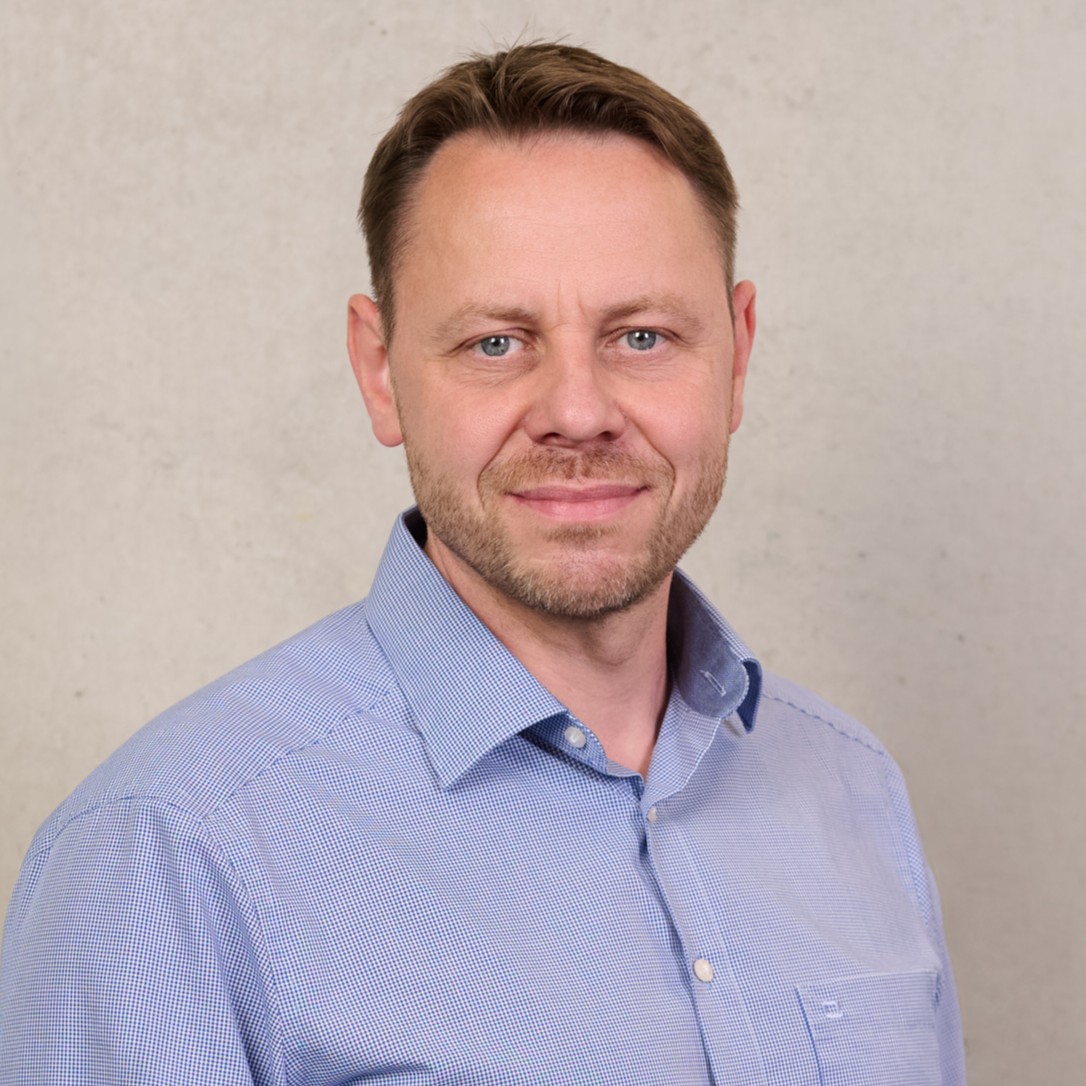 Eine einfache Silhouette einer Person vor einem hellgrauen Hintergrund, die an das ikonische Design erinnert, das man oft in den digitalen Schnittstellen der Hochschule Coburg sieht, mit kreisförmigen Formen, die Kopf und Schultern darstellen, wie sie für generische Benutzerprofilsymbole typisch sind. Eine einfache Silhouette einer Person vor einem hellgrauen Hintergrund, die an das ikonische Design erinnert, das man oft in den digitalen Schnittstellen der Hochschule Coburg sieht, mit kreisförmigen Formen, die Kopf und Schultern darstellen, wie sie für generische Benutzerprofilsymbole typisch sind.