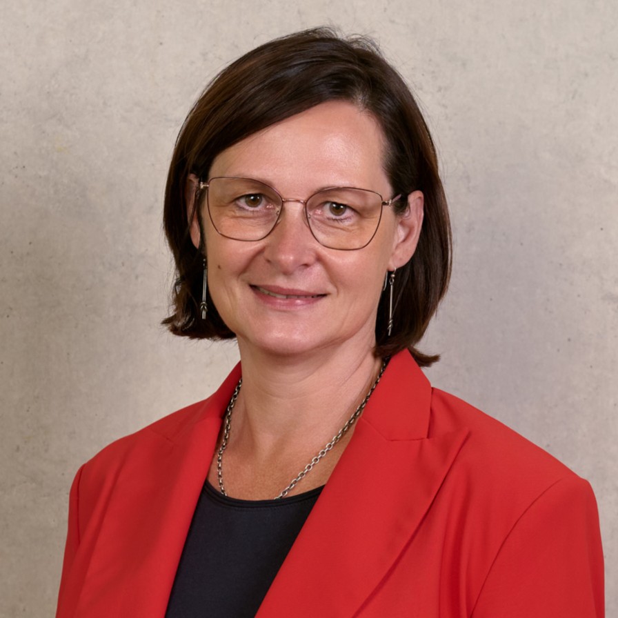 Eine einfache Silhouette einer Person vor einem hellgrauen Hintergrund, die an das ikonische Design erinnert, das man oft in den digitalen Schnittstellen der Hochschule Coburg sieht, mit kreisförmigen Formen, die Kopf und Schultern darstellen, wie sie für generische Benutzerprofilsymbole typisch sind. Eine einfache Silhouette einer Person vor einem hellgrauen Hintergrund, die an das ikonische Design erinnert, das man oft in den digitalen Schnittstellen der Hochschule Coburg sieht, mit kreisförmigen Formen, die Kopf und Schultern darstellen, wie sie für generische Benutzerprofilsymbole typisch sind.