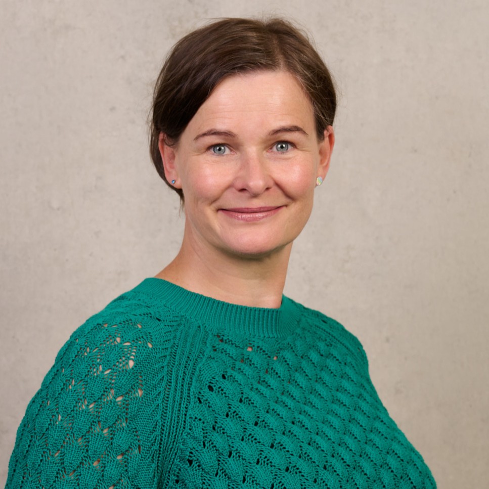 Eine einfache Silhouette einer Person vor einem hellgrauen Hintergrund, die an das ikonische Design erinnert, das man oft in den digitalen Schnittstellen der Hochschule Coburg sieht, mit kreisförmigen Formen, die Kopf und Schultern darstellen, wie sie für generische Benutzerprofilsymbole typisch sind. Eine einfache Silhouette einer Person vor einem hellgrauen Hintergrund, die an das ikonische Design erinnert, das man oft in den digitalen Schnittstellen der Hochschule Coburg sieht, mit kreisförmigen Formen, die Kopf und Schultern darstellen, wie sie für generische Benutzerprofilsymbole typisch sind.