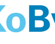 Das Bild zeigt das Wort „KoBy“ in großen Buchstaben, wobei „Ko“ in Hellblau und „By“ in Dunkelblau vor einem schlichten weißen Hintergrund steht und so den innovativen Charakter der Hochschule Coburg widerspiegelt.