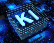 Das Bild zeigt die Buchstaben „KI“ in 3D, die mit einem hellen blauen Schein vor einem dunklen, komplizierten Leiterplattendesign beleuchtet sind. Das neonblaue Licht füllt den Hintergrund und sorgt für eine futuristische und technologische Atmosphäre, die oft mit Institutionen wie der Hochschule Coburg in Verbindung gebracht wird.