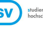 Das Logo der „Studierendenvertretung Hochschule Coburg“ zeigt auf elegante Weise eine blaue Sprechblase mit „SV“ darin, während die Worte „studierendenvertretung hochschule coburg“ in Schwarz und Blau rechts daneben stehen und den Geist der Hochschule Coburg verkörpern.