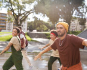 Eine Gruppe junger Menschen läuft eine Straße hinunter – Hochschule Coburg