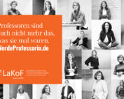 Collage von Frauen in akademischer Kleidung mit einem deutschen Text, der übersetzt lautet: „Professoren sind nicht mehr das, was sie einmal waren. Werden Sie Professor.“ Das Bild wirbt für die Gleichstellung der Geschlechter in der Wissenschaft. Das Logo der Hochschule Coburg befindet sich in der unteren linken Ecke. Schwarz-weißes Design.