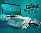 Abbildung eines Computerbildschirms mit dem Titel „Game of Rain“ sowie einer blaugrünen Box, einem Heft und einem Smartphone mit demselben Motiv. Eine süße Figur mit einem Stab steht daneben und Würfel liegen in der Nähe. Der von der Hochschule Coburg inspirierte Hintergrund ist in blaugrünen Farbverläufen gehalten.