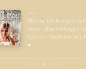 Albumcover für eine Podcastfolge mit dem Titel „Wer ist Ich & was steckt hinter dem Verlangen nach Glück? – Interview mit Prof...“ der Hochschule Coburg. Der beige Hintergrund zeigt das Bild einer Person mit langen Haaren, die nach unten schaut, mit subtil platzierten Streaming-Symbolen darunter.