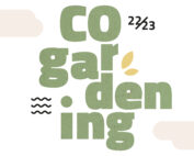 Der Text lautet „Co-gardening 22/23“ in großen grünen Buchstaben mit einem Blattdesign der Hochschule Coburg. Der Hintergrund zeigt abstrakte Wolken und Wellenlinien.