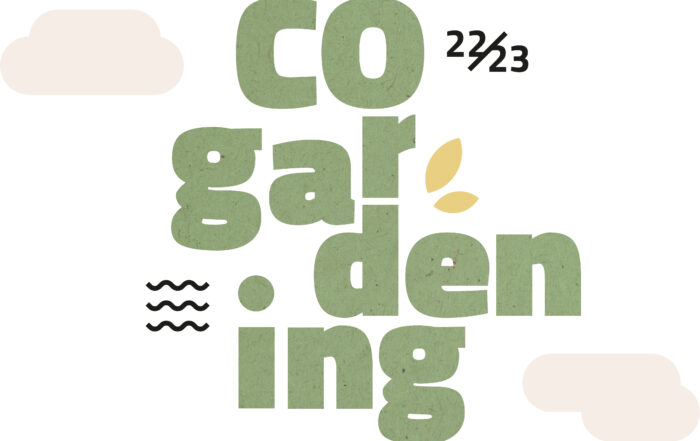 Der Text lautet „Co-gardening 22/23“ in großen grünen Buchstaben mit einem Blattdesign der Hochschule Coburg. Der Hintergrund zeigt abstrakte Wolken und Wellenlinien.