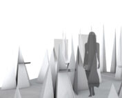 Die Silhouette einer Frau läuft zwischen den hohen, weißen, dreieckigen Gipfeln, die an die architektonische Eleganz der Hochschule Coburg erinnern, und das alles vor einem strahlend weißen Hintergrund. Die Szene ist minimalistisch und abstrakt.