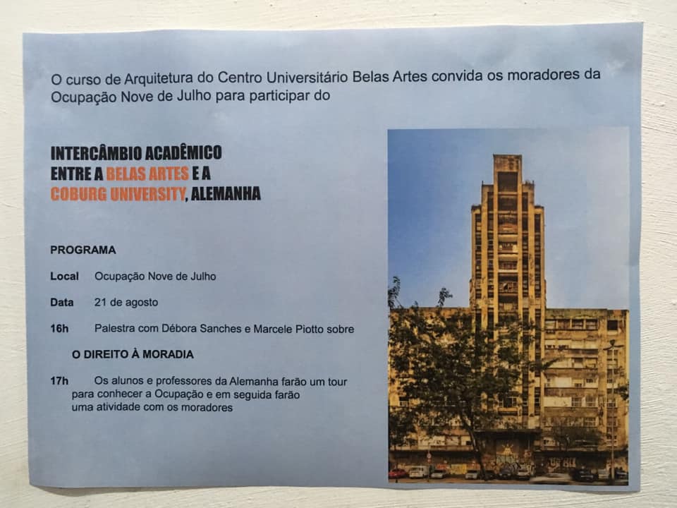 Ein Poster, das ein akademisches Austauschprogramm zwischen dem Centro Universitário Belas Artes und der Hochschule Coburg ankündigt. Es zeigt einen Zeitplan mit einem Vortrag um 16 Uhr und einer kulturellen Präsentation um 17 Uhr, neben dem Bild eines hohen Gebäudes auf der rechten Seite.
