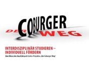 Der fettgedruckte Text lautet „Der Coburger Weg“ mit Schatteneffekt. Darunter steht in Rot „Interdisziplinär studieren – individuell fördern“. Der kleinere Text darunter bietet Kontext zum Bildungsprojekt der Hochschule Coburg. Der Hintergrund ist weiß.