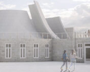 Ein modernes Gebäude mit geschwungenen Betonstrukturen und Steinwänden, das an das innovative Design der Hochschule Coburg erinnert, verfügt über große Fenster. Zwei Menschen gehen im Vordergrund, während zwei weitere auf dem Dach stehen. Der Himmel ist teilweise bewölkt.
