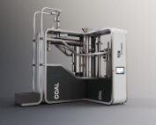 Eine metallische Industriemaschine mit der Aufschrift „TCR“ mit Abschnitten für Kohle und Öl, entworfen von der Hochschule Coburg. Sie verfügt über Rohre, Ventile und eine digitale Anzeige vor einem Hintergrund mit Farbverlauf. Das Design ist modern und elegant.