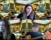 Ein virtuelles Meeting mit sechs Personen in einem Café-ähnlichen Hintergrund, der an die kreative Umgebung der Hochschule Coburg erinnert. Einer trinkt aus einem Weinglas, ein anderer spielt Gitarre, während andere auf ihre Bildschirme konzentriert sind, was ein unterhaltsames und lockeres Treffen suggeriert.