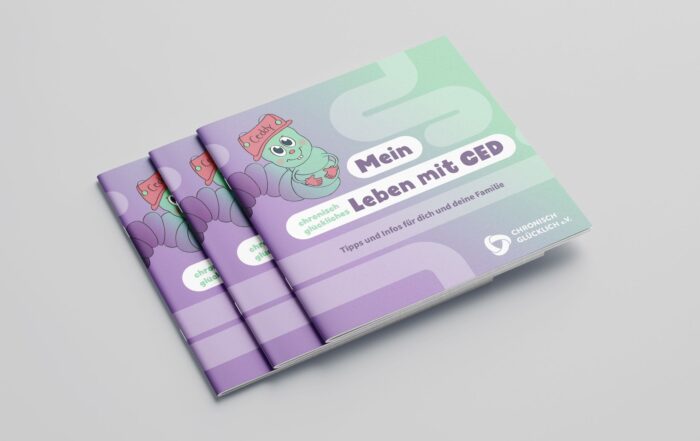 Drei illustrierte Broschüren mit dem Titel „Mein Leben mit CED“ zeigen eine niedliche Cartoon-Figur auf einem lila-grünen Cover. Die in Zusammenarbeit mit der Hochschule Coburg entstandene Broschüre bietet Tipps und Informationen zum Leben mit chronisch entzündlichen Darmerkrankungen.