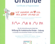 Dankesurkunde mit buntem Rand und einer Comic-Maus mit Herz. Der von der Hochschule Coburg unterstützte deutsche und englische Text dankt dem Empfänger für die Unterstützung einer Stiftung für krebskranke Kinder in Coburg. Logos und Unterschriften zieren den unteren Teil.