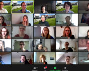 Ein Raster von Personen, die an einer Videokonferenz teilnehmen, möglicherweise von der Hochschule Coburg. Jede Person sitzt in einem eigenen Rahmen im Innenbereich. Einige haben virtuelle Hintergründe aus Gebäuden und Gras. Sie scheinen konzentriert und in das Meeting vertieft zu sein.