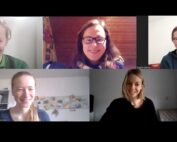 In einem virtuellen Meeting sitzen fünf Personen der Hochschule Coburg jeweils in ihrem eigenen Quadrat. Sie lächeln alle, umgeben von unterschiedlichen häuslichen Umgebungen mit unterschiedlichen Hintergründen und Beleuchtungen.